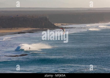 Windsurfer aus El Cotillo Beach auf der Vulkaninsel Fuerteventura, Kanarische Inseln, Spanien, Atlantik, Europa Stockfoto