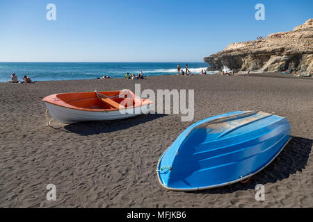 Kleine Fischerboote am Strand Ajuy auf der Vulkaninsel Fuerteventura, Kanarische Inseln, Spanien, Atlantik, Europa Stockfoto