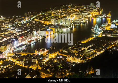 Nacht Blick auf die Stadt, den Hafen und die vagen Puddefjord vom Berg Floyen Standseilbahn (Floibanen) Station. Bergen, Hordaland, Norwegen, Skandinavien Stockfoto