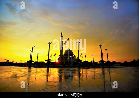 Sonnenuntergang am Putra-moschee in goldenen Stunde. Stockfoto