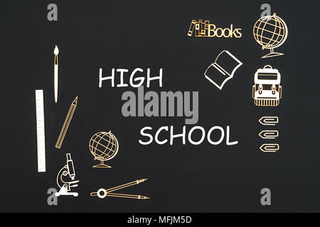 Das Konzept der Schule, text High School mit Schulmaterial Spanplatte Miniaturen auf Tafel platziert Stockfoto