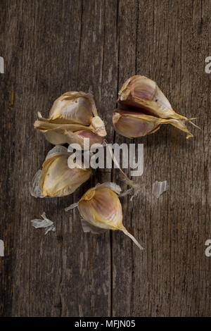 Still life Fotografie im Studio von Knoblauch auf einem urigen, Holz- Hintergrund genommen. Foto von Beth Hall Stockfoto