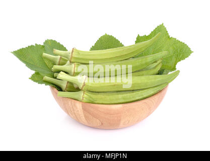 Okra in eine hölzerne Schüssel Stockfoto