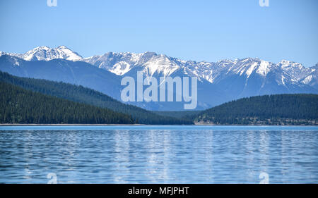 Die hochfliegende Kanadischen Rocky Mountains stand oberhalb der felsigen Küste des Lake Minnewanka in der Nähe von Banff, Alberta, Kanada Stockfoto