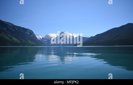 Die hochfliegende Kanadischen Rocky Mountains stand oberhalb der felsigen Küste des Lake Minnewanka in der Nähe von Banff, Alberta, Kanada Stockfoto