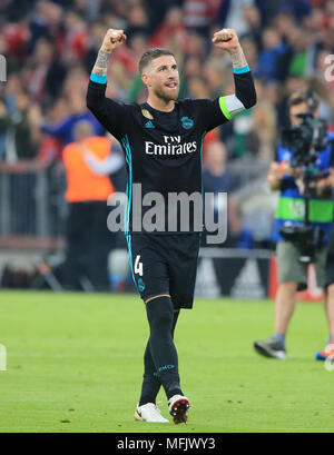 München, Deutschland. 25 Apr, 2018. Sergio Ramos von Real Madrid feiert Sieg nach dem Hinspiel im UEFA Champions League Halbfinale zwischen FC Bayern München und Real Madrid Spanien in München, Deutschland, am 25. April 2018. Real Madrid gewann 2-1. Credit: Philippe Ruiz/Xinhua/Alamy leben Nachrichten Stockfoto