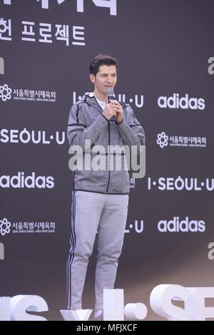 Seoul, Korea. 25 Apr, 2018. Ein Rosa Sohn Na Eun und Alberto Mondi besucht Port'S Charity-aktion für Gut" in Seoul, Korea am 25. April 2018. (China und Korea Rechte) Credit: TopPhoto/Alamy leben Nachrichten Stockfoto