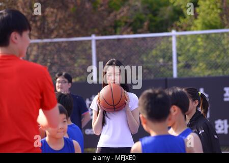 Seoul, Korea. 25 Apr, 2018. Ein Rosa Sohn Na Eun und Alberto Mondi besucht Port'S Charity-aktion für Gut" in Seoul, Korea am 25. April 2018. (China und Korea Rechte) Credit: TopPhoto/Alamy leben Nachrichten Stockfoto