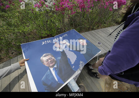 Seoul, South Korea, Südkorea. 26 Apr, 2018. April 26, 2018 - Seoul, South Korea-South koreanische Volk shout Slogans während einer Inter koreanische Gipfel unterstützen Kundgebung in der Nähe von Präsident Blue House in Seoul, Südkorea. Inther Koreanischen sumit am 27. April 2018 statt. Credit: Ryu Seung-Il/ZUMA Draht/Alamy leben Nachrichten Stockfoto