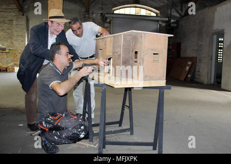 23 April 2018, Deutschland, Görlitz: Künstler Bernhard Kremser (L) im Gespräch mit Teilnehmern, die Gebäude sind Modell Häuser für die Ausstellungen "Weltstadt" (Lit. world city). Studenten und junge Künstler sind die Organisation der Ausstellung "Weltstadt" (Lit. Welt Stadt Görlitz) in einem leeren Güterbahnhof. Foto: Miriam Schönbach/dpa-Zentralbild/dpa Stockfoto