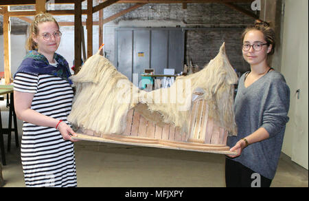 23 April 2018, Deutschland, Görlitz: Studenten Michaela Krauss (L) und Josephine Junker zeigt ein Modell Haus am Aufbau der Ausstellung "Weltstadt Görlitz' (lit. Welt Stadt Görlitz). Foto: Miriam Schönbach/dpa-Zentralbild/dpa Stockfoto