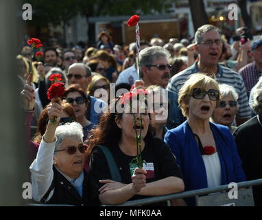 Lissabon, Portugal. 25 Apr, 2018. Menschen besuchen einen März Kennzeichnung 44. Jahrestag der Nelkenrevolution in Lissabon, Portugal, 25. April 2018. Credit: Zhang Liyun/Xinhua/Alamy leben Nachrichten Stockfoto