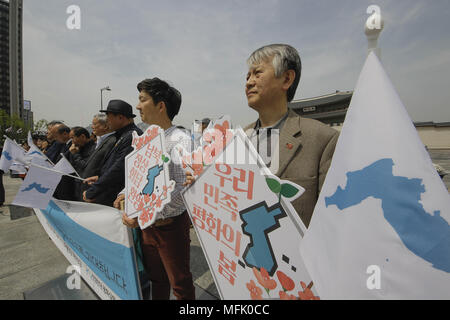 Seoul, South Korea, Südkorea. 26 Apr, 2018. April 26, 2018 - Seoul, South Korea-South koreanische Volk shout Slogans während einer Inter koreanische Gipfel Unterstützung Pressekonferenz auf Gwanghwamoon Platz in Seoul, Südkorea. Credit: Ryu Seung-Il/ZUMA Draht/Alamy leben Nachrichten Stockfoto