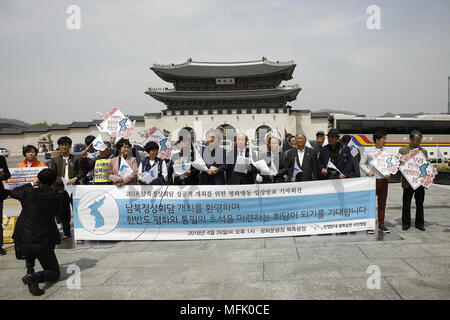 Seoul, South Korea, Südkorea. 26 Apr, 2018. April 26, 2018 - Seoul, South Korea-South koreanische Volk shout Slogans während einer Inter koreanische Gipfel Unterstützung Pressekonferenz auf Gwanghwamoon Platz in Seoul, Südkorea. Credit: Ryu Seung-Il/ZUMA Draht/Alamy leben Nachrichten Stockfoto