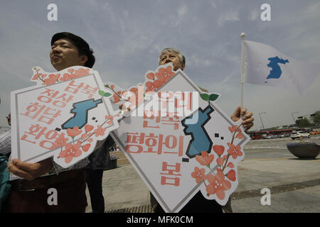 Seoul, South Korea, Südkorea. 26 Apr, 2018. April 26, 2018 - Seoul, South Korea-South koreanische Volk shout Slogans während einer Inter koreanische Gipfel Unterstützung Pressekonferenz auf Gwanghwamoon Platz in Seoul, Südkorea. Credit: Ryu Seung-Il/ZUMA Draht/Alamy leben Nachrichten Stockfoto