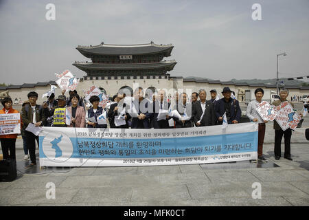 Seoul, South Korea, Südkorea. 26 Apr, 2018. April 26, 2018 - Seoul, South Korea-South koreanische Volk shout Slogans während einer Inter koreanische Gipfel Unterstützung Pressekonferenz auf Gwanghwamoon Platz in Seoul, Südkorea. Credit: Ryu Seung-Il/ZUMA Draht/Alamy leben Nachrichten Stockfoto