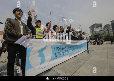 Seoul, South Korea, Südkorea. 26 Apr, 2018. April 26, 2018 - Seoul, South Korea-South koreanische Volk shout Slogans während einer Inter koreanische Gipfel Unterstützung Pressekonferenz auf Gwanghwamoon Platz in Seoul, Südkorea. Credit: Ryu Seung-Il/ZUMA Draht/Alamy leben Nachrichten Stockfoto