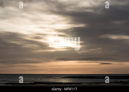 Dunstanburgh Castle, Northumberland. 26. April 2018. Die Sonne verschwindet hinter Wolken über Embleton Bay Credit: Dan Cooke Credit: Dan Cooke/Alamy leben Nachrichten Stockfoto