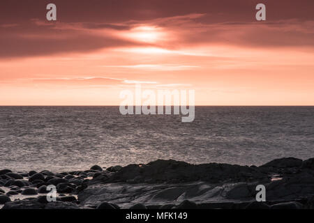 Dunstanburgh Castle, Northumberland. 26. April 2018. Die Sonne verschwindet hinter Wolken über Embleton Bay Credit: Dan Cooke Credit: Dan Cooke/Alamy leben Nachrichten Stockfoto