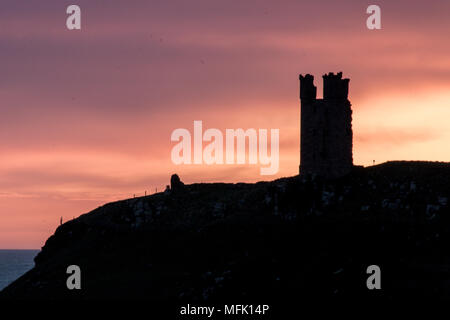 Dunstanburgh Castle, Northumberland. 26. April 2018. Die Sonne geht hinter Dunstanburgh Castle an einem bewölkten Tag. Credit: Dan Cooke Credit: Dan Cooke/Alamy leben Nachrichten Stockfoto