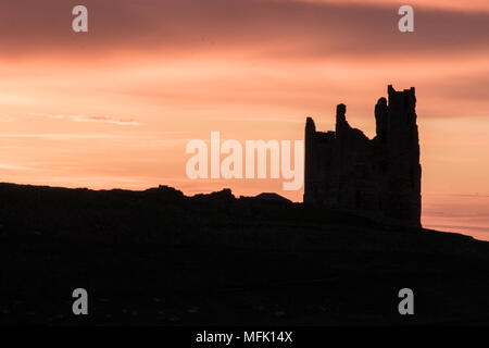 Dunstanburgh Castle, Northumberland. 26. April 2018. Die Sonne geht hinter Dunstanburgh Castle an einem bewölkten Tag. Credit: Dan Cooke Credit: Dan Cooke/Alamy leben Nachrichten Stockfoto