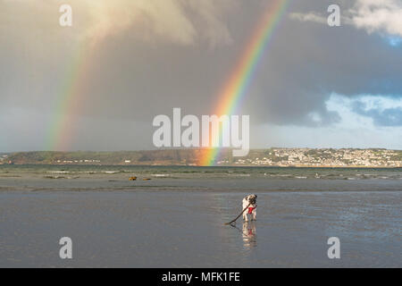 Langen Felsformation, Cornwall, UK. 26. April 2018. UK Wetter. Kurz nach Sonnenaufgang Regenwolken über Newlyn und Penzance verschoben, die Anlass zu diesem einzigen dann doppelten Regenbogen, wie vom Strand bei langen Felsformation, wo Titan der Mops Welpe seinen Morgen spielen am Strand gesehen hatte. Foto: Simon Maycock/Alamy leben Nachrichten Stockfoto