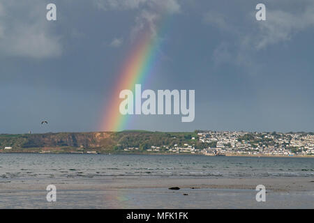 Langen Felsformation, Cornwall, UK. 26. April 2018. UK Wetter. Kurz nach Sonnenaufgang Regenwolken über Newlyn und Penzance verschoben, die Anlass zu diesem einzigen dann doppelten Regenbogen, wie vom Strand bei langen Felsformation, wo Titan der Mops Welpe seinen Morgen spielen am Strand gesehen hatte. Foto: Simon Maycock/Alamy leben Nachrichten Stockfoto