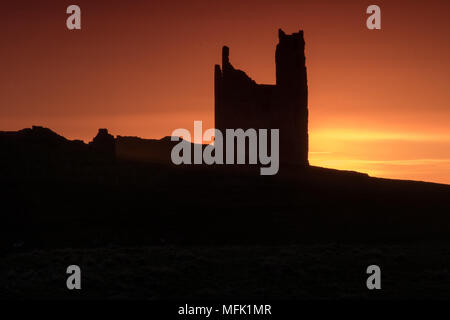 Dunstanburgh Castle, Northumberland. 26. April 2018. Die Sonne geht hinter Dunstanburgh Castle an einem bewölkten Tag. Credit: Dan Cooke Credit: Dan Cooke/Alamy leben Nachrichten Stockfoto