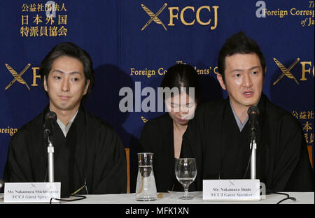 April 26, 2018, Tokio, Japan - Japanische Kabuki Schauspieler Nakamura, Links, Shichinosuke Nakamura Shido sprechen während einer Pressekonferenz in Tokio Auslandskorrespondenten Club von Japan am Donnerstag, 26. April 2018. Die beiden nakamuras wird Kabuki im 'Japonismes 2018 durchführen, eine kulturelle Expo in Paris und Umgebung im Juli zu feiern das 160jährige Bestehen? Japan-France? diplomatische Beziehungen. (Foto von Natsuki Sakai/LBA) AYF-mis- Stockfoto
