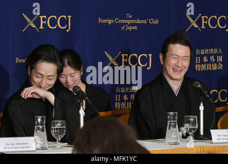 April 26, 2018, Tokio, Japan - Japanische Kabuki Schauspieler Nakamura, Links, Shichinosuke Nakamura Shido sprechen während einer Pressekonferenz in Tokio Auslandskorrespondenten Club von Japan am Donnerstag, 26. April 2018. Die beiden nakamuras wird Kabuki im 'Japonismes 2018 durchführen, eine kulturelle Expo in Paris und Umgebung im Juli zu feiern das 160jährige Bestehen? Japan-France? diplomatische Beziehungen. (Foto von Natsuki Sakai/LBA) AYF-mis- Stockfoto
