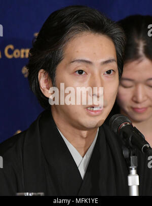 April 26, Tokio, Japan - Japanische Kabuki Schauspieler Shichinosuke Nakamura spricht während einer Pressekonferenz in Tokio Auslandskorrespondenten Club von Japan am Donnerstag, 26. April 2018. Nakamura wird Kabuki im 'Japonismes 2018 durchführen, eine kulturelle Expo in Paris und Umgebung im Juli zu feiern das 160jährige Bestehen? Japan-France? diplomatische Beziehungen. (Foto von Natsuki Sakai/LBA) AYF-mis- Stockfoto
