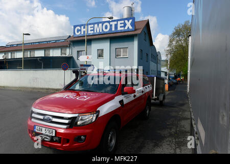 Decin, Tschechien. 26 Apr, 2018. Zwei Männer wurden in einem kritischen Zustand im Krankenhaus nach dem Auslaufen der giftigen Phenol aus dem Tank auf einem Lkw in Decin, Tschechien, 26. April 2018, bei dem rund 20 Menschen wurden verletzt. Sie meistens inhaliert den Stoff oder wurden durch es brannte. In der Boletice Bezirk, alle Teile des integrierten Rescue System werden jetzt eingesetzt. Credit: Ondrej Hajek/CTK Photo/Alamy leben Nachrichten Stockfoto