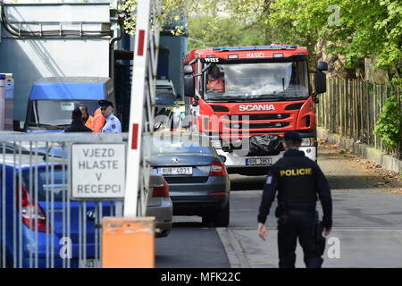 Decin, Tschechien. 26 Apr, 2018. Zwei Männer wurden in einem kritischen Zustand im Krankenhaus nach dem Auslaufen der giftigen Phenol aus dem Tank auf einem Lkw in Decin, Tschechien, 26. April 2018, bei dem rund 20 Menschen wurden verletzt. Sie meistens inhaliert den Stoff oder wurden durch es brannte. In der Boletice Bezirk, alle Teile des integrierten Rescue System werden jetzt eingesetzt. Credit: Ondrej Hajek/CTK Photo/Alamy leben Nachrichten Stockfoto