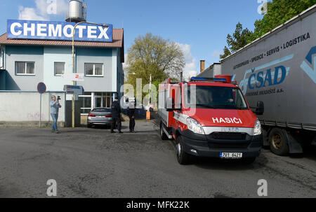 Decin, Tschechien. 26 Apr, 2018. Zwei Männer wurden in einem kritischen Zustand im Krankenhaus nach dem Auslaufen der giftigen Phenol aus dem Tank auf einem Lkw in Decin, Tschechien, 26. April 2018, bei dem rund 20 Menschen wurden verletzt. Sie meistens inhaliert den Stoff oder wurden durch es brannte. In der Boletice Bezirk, alle Teile des integrierten Rescue System werden jetzt eingesetzt. Credit: Ondrej Hajek/CTK Photo/Alamy leben Nachrichten Stockfoto