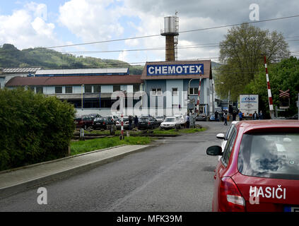 Decin, Tschechien. 26 Apr, 2018. Zwei Männer wurden in einem kritischen Zustand im Krankenhaus nach dem Auslaufen der giftigen Phenol aus dem Tank auf einem Lkw in Decin, Tschechien, 26. April 2018, bei dem rund 20 Menschen wurden verletzt. Sie meistens inhaliert den Stoff oder wurden durch es brannte. In der Boletice Bezirk, alle Teile des integrierten Rescue System werden jetzt eingesetzt. Credit: Ondrej Hajek/CTK Photo/Alamy leben Nachrichten Stockfoto