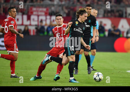James RODRIGUEZ (FC Bayern München), Aktion, Duelle gegen Luka Modric (Real Madrid). Li: Thiago ALCANTARA (FCB). Fußball Champions League, Halbfinale, Bayern München (M) - Real Madrid (REAL) 1-2, am 25/04/2018 in der ALLIANZARENA in München/Deutschland. | Verwendung weltweit Stockfoto