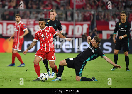 Thiago ALCANTARA (FCB), Aktion, Duelle gegen Luka Modric (Real Madrid). Fußball Champions League, Halbfinale, Bayern München (M) - Real Madrid (REAL) 1-2, am 25/04/2018 in der ALLIANZARENA in München/Deutschland. | Verwendung weltweit Stockfoto