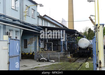 Decin, Tschechien. 26 Apr, 2018. Zwei Männer wurden in einem kritischen Zustand im Krankenhaus nach dem Auslaufen der giftigen Phenol aus dem Tank auf einem Lkw in Decin, Tschechien, 26. April 2018, bei dem rund 20 Menschen wurden verletzt. Sie meistens inhaliert den Stoff oder wurden durch es brannte. In der Boletice Bezirk, alle Teile des integrierten Rescue System werden jetzt eingesetzt. Credit: Ondrej Hajek/CTK Photo/Alamy leben Nachrichten Stockfoto