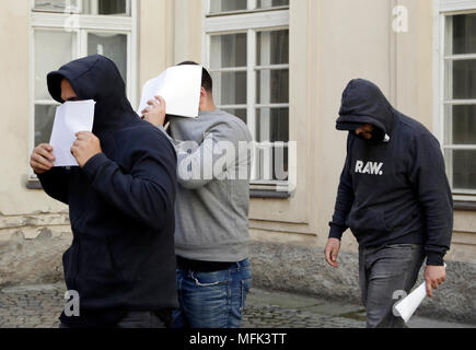 Die Prager 1 Hof 8 Dreiling - Monat Bewährungsstrafen und fünf Jahre Vertreibung aus dem Land in drei niederländische Männer (dargestellt) für die Ausschreitungen im Zusammenhang mit dem gewaltsamen Angriff auf ein Kellner in einer Prager Kneipe am Samstag. die Ausländer die Entscheidung, die Einfluss genommen hat, angenommen haben. Das gleiche Gericht ist nun die Entscheidung über den Vorschlag in Gewahrsam auf die beiden wichtigsten Verdächtigen, die auch mit Blick auf die Gebühren der schwere Verletzungen in Prag, Tschechische Republik, 26. April 2018 übernehmen. Sie können bis zu zehn Jahren Gefängnis. (CTK Photo/Michaela říhová) Stockfoto