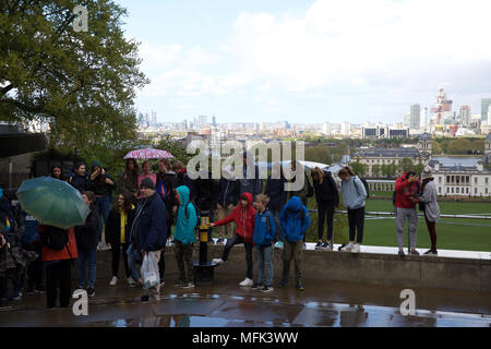 London, UK, 26. April 2018, heftige Regenfälle im Greenwich Park, London. Menschen Sonnenschirme verwenden, wie Sie Fotos der Blick über London. Credit Keith Larby/Alamy leben Nachrichten Stockfoto