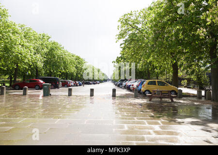 London, UK, 26. April 2018, heftige Regenfälle im Greenwich Park, London. Menschen Sonnenschirme verwenden, wie Sie Fotos der Blick über London. Credit Keith Larby/Alamy leben Nachrichten Stockfoto