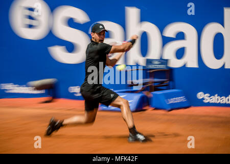 Barcelona, Spanien. 26. April 2018: DOMINIC THIEM (AUT) Gibt den Ball zu Jozef Kovalik (SVK) während der Tag 4 Der 'Barcelona Open Banc Sabadell' 2018. Thiem gewann 7:6, 6:2 Credit: Matthias Oesterle/Alamy leben Nachrichten Stockfoto