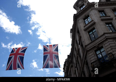 LONDON, Großbritannien - 25 April: London, Vereinigtes Königreich. 25. April 2018. Union Jack Fahnen wehen in der Nähe von Oxford Circus in London, England. (Foto von Adam Berry/Alamy Live-Nachrichten) Stockfoto