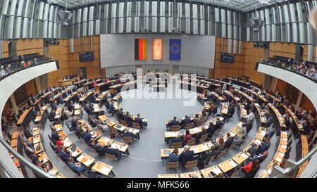 26 April 2018, Deutschland, Berlin: Die Mitglieder des Parlaments, die sich mit Thema "Bezahlbare Wohnungen für Berlin". Foto: Paul Zinken/dpa Quelle: dpa Picture alliance/Alamy leben Nachrichten Stockfoto