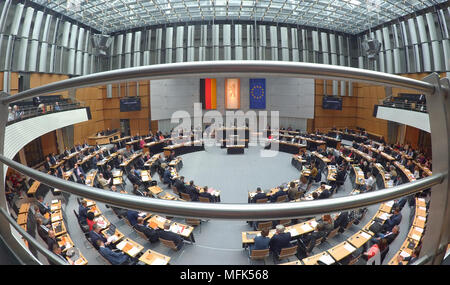 26 April 2018, Deutschland, Berlin: Die Mitglieder des Parlaments, die sich mit Thema "Bezahlbare Wohnungen für Berlin". Foto: Paul Zinken/dpa Quelle: dpa Picture alliance/Alamy leben Nachrichten Stockfoto