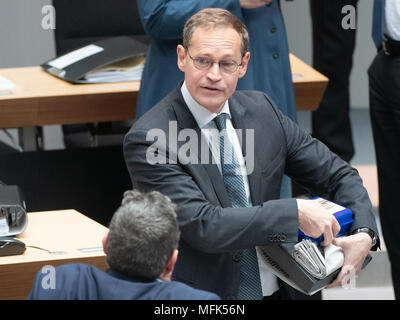 26 April 2018, Deutschland, Berlin: Regierender Bürgermeister von Berlin aus der Sozialdemokratischen Partei (SPD) Ankunft in der Sitzung. Foto: Paul Zinken/dpa Quelle: dpa Picture alliance/Alamy leben Nachrichten Stockfoto