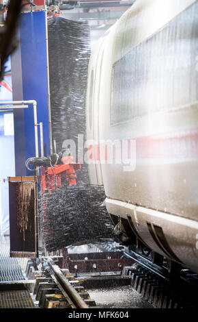 26 April 2018, Deutschland, Frankfurt: Bürsten am Zug Waschanlage der Deutschen Bahn (Deutsche Bahn) Reinigung ein ICE 3. Die Deutsche Bahn beginnt, seine Frühjahrsputz für Ihre Züge. Foto: Fabian Sommer/dpa Stockfoto