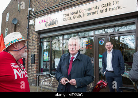 West Drayton, Großbritannien. 26. April 2018. Schatzkanzler John McDonnell und Shadow Minister für kommunale Angelegenheiten und örtliche Selbstverwaltung Andrew Gwynne im Rahmen der lokalen Wahlkampf für die Labour Party in Hillingdon. Credit: Mark Kerrison/Alamy leben Nachrichten Stockfoto