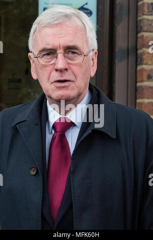 West Drayton, Großbritannien. 26. April 2018. Schatzkanzler John McDonnell nimmt Teil an der lokalen Wahlkampf für die Labour Party in Hillingdon. Credit: Mark Kerrison/Alamy leben Nachrichten Stockfoto