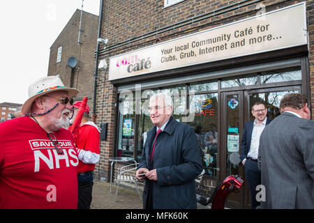 West Drayton, Großbritannien. 26. April 2018. Schatzkanzler John McDonnell und Shadow Minister für kommunale Angelegenheiten und örtliche Selbstverwaltung Andrew Gwynne im Rahmen der lokalen Wahlkampf für die Labour Party in Hillingdon. Credit: Mark Kerrison/Alamy leben Nachrichten Stockfoto